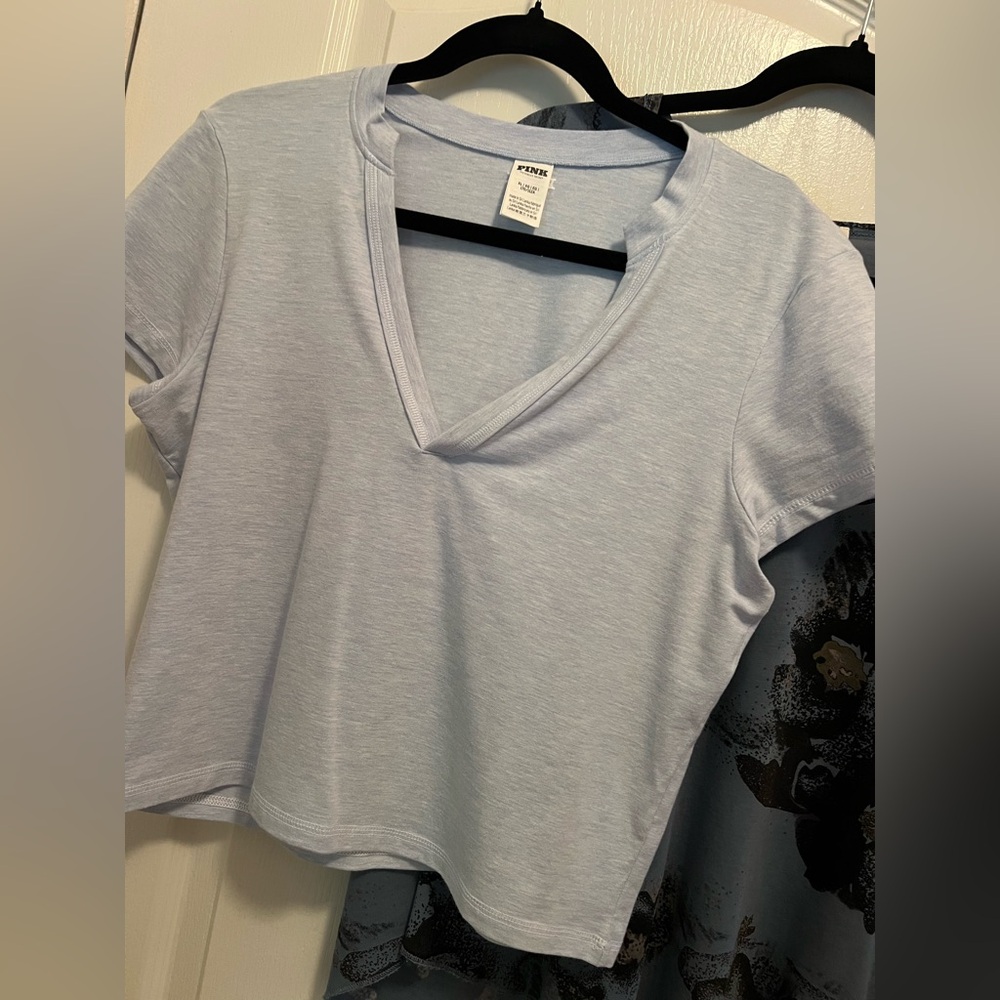 Wilfred Blue Floral Short Sleeve Top & Bonus PINK Light Blue V-Neck Tee ❤️🔥 - Picture 3 of 10